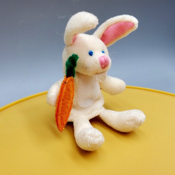 Starbucks Bunny Rabbit Finger Puppet Easter Spring Collection Carrot Buck Teeth - Picture 2 of 4